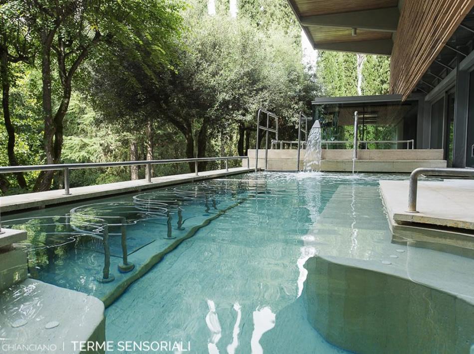 Thermal pool surrounded by nature, perfect for relaxation and wellness.