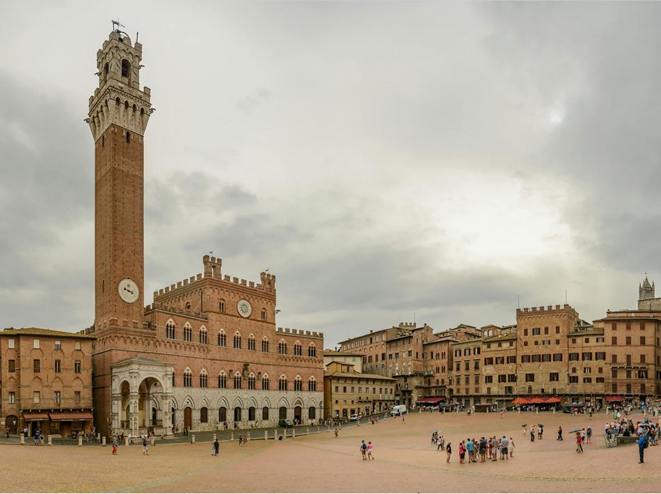 Piazza del Campo a Siena con la Torre del Mangia sullo sfondo.