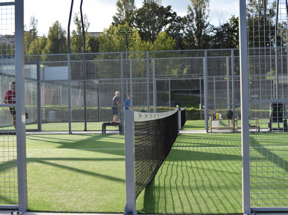 Campi da padel all'aperto con persone che giocano.