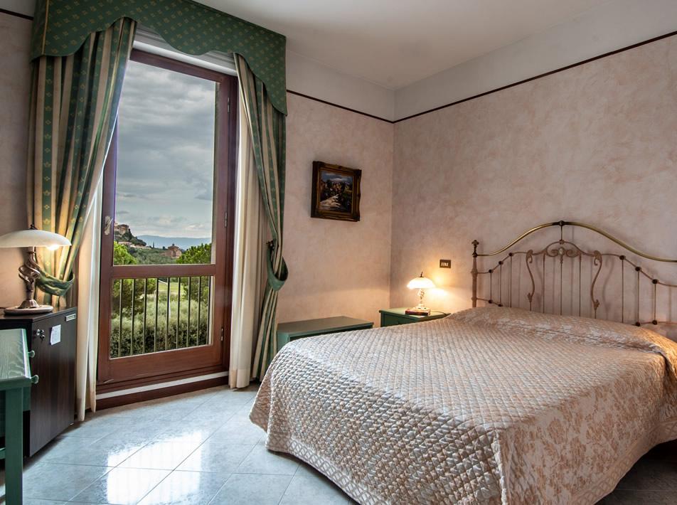 Camera accogliente con vista panoramica, letto matrimoniale e decorazioni eleganti.