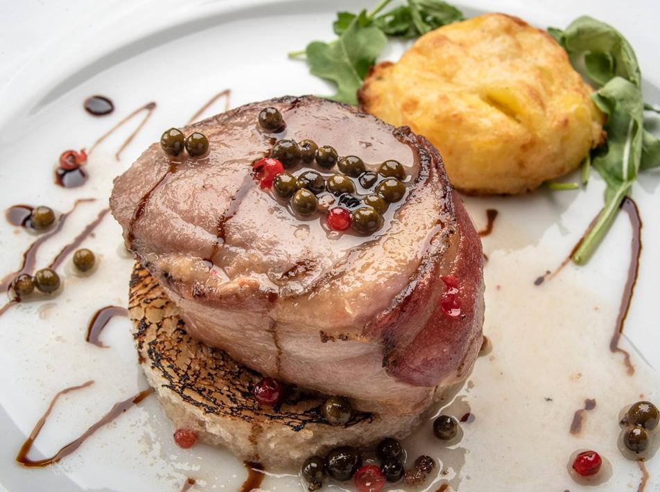Filetto di carne con pepe verde e rosso, contorno di verdure e patata.